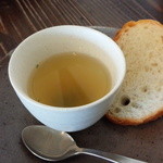 vuori - ～vuori～
      ガレットについてきたスープ
      人参、セロリ、パセリ、玉ねぎ等の野菜が細かく入っていました
      野菜のうまみが出ていて美味しい