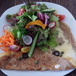 vuori - ～vuori～
      A.チーズとハムと、そば粉のガレット＼(^o^)／
      
      ガレットはカリッとしていて、チーズがとろり
      中にハムが入っていていいアクセントに
      野菜好きとしては大満足
      スープがついて1050円