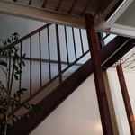 vuori - ～vuori～
      天井に倉庫の面影を感じつつ、白で統一されモダンな雰囲気
      2Fも上がれるみたいですが、その事を忘れていました(T-T)