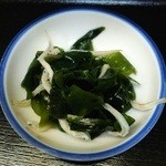 季節料理 魚竹 - 白すとワカメの酢の物