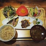 sakura食堂 - "本日の鮮魚 西京焼きと醤油麹焼の2点盛りサラダセット"
                                セット内容は、焼魚2点、サラダ2点、漬物、玄米、味噌汁.