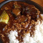 欧風カレー工房チロル - ナスとひき肉のカレーにハンバーグをトッピングしました。