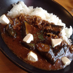 欧風カレー工房チロル - ナスとひき肉のカレーにクリームチーズをトッピングしました。