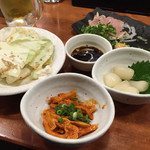 Yakitoriyasumire - 食べ放題の塩キャベツと、鶏たたき、らっきょ