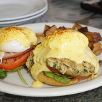 Cinnamon's - エッグベネディクト。右側はカニ入り