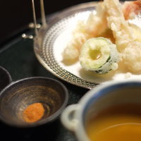 料理旅館・天ぷら吉川 - 天ぷら（海老、ズッキーニ、ヤングコーン、南瓜）、海老塩と美山の山椒塩