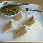カフェ 茶華 - モーニングミックスサンド：サラダ・ヨーグルト付き