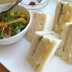 カフェ 茶華 - モーニングミックスサンド：サラダ・ヨーグルト付き