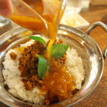 クワランカ カフェ - トマトベースのラッサムをかけていただきます