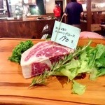 Jukuseiniku Baru Reddokingukongu Hashimoto - ドライエージング２３日目のお肉。これで１９０グラム。先に見せてくれます。