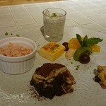 OSTERIA AL CORALLO - サービスで素敵な盛り合わせに！ドルチェ盛り合わせ