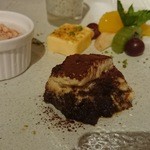 OSTERIA AL CORALLO - エスプレッソの苦味が効いたティラミス、オーツ麦やヒマワリの種にレーズン入りミニスコーン