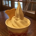 パーラー 果物小町 - 白桃ソフトクリーム