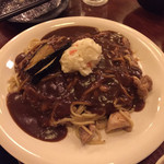 ウラニワ - 焼きそばにカレーソースとポテサラと茄子が乗ってた。