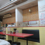 豚人 - 店内テーブル席はこんな感じ