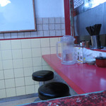 豚人 - 窓側カウンター席、厨房側にもカウンター席有り