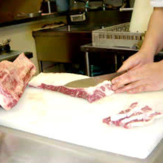 熟練調理人が、毎日新鮮なお肉を手切り提供しています。