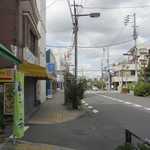 ひみつ堂 - 住宅街の中にラブホテルの存在感を感じる通りを進み