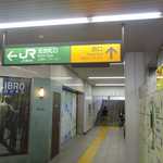 ひみつ堂 - 西口出入口へと続く通りは意外と狭いなあと思いつつ