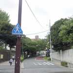 ひみつ堂 - 西口出入口より駅を出ると、日暮里駅の山の手側は武蔵野台地の始まりの地とあって台地になっており