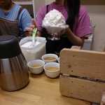 ひみつ堂 - しばしかき氷が出来上がる様を見ながら待っていると