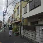 ひみつ堂 - しばし住宅街の中の通りを歩いて行くと