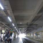 ひみつ堂 - サクッと駅ホームよりエスカレーターで登って行くと