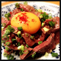 焼肉家 KAZU 神楽坂 - 新鮮はつユッケ 880円