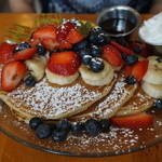Cafe Kaila - パンケーキ、イチゴ、バナナ、ブルーベリートッピング