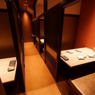 Private room on the 1st floor. Private room with table that can accommodate 2 to 6 people.