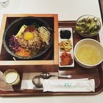 韓の旬 菜彩 - "石焼ビビンバ御膳"
            石焼ビビンバ、サラダ、キムチ、ちくわ的なものの煮物、韓国海苔、玉子スープ、デザート(プリン)