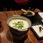 知客茶家 - ～知客茶家～
      湯原豆腐
      火にかけてあり、熱々をいただきます