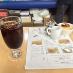 20150819　ハソバーグスパゲティの
          セット、最後はアイスコーヒーと自家製プリソ。自家製プリソは甘さ控えめなのがウレシイね。はは。