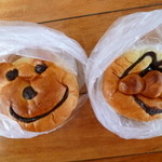 ピースベーカリー - 左：かえるパン、右：アンパンマン。