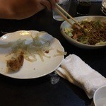浜松屋呑兵衛 - 野菜たっぷり焼き餃子（残り１コ・・）とホルモン焼きそば！