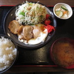 あじくらや - チャーシュー目玉焼き定食