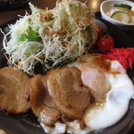 あじくらや - チャーシュー、目玉焼き、サラダ、香の物
