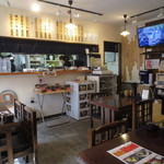 あじくらや - 店内･･･ベッピンさん二人で切り盛りされています♪