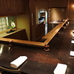 L字カウンターは左奥から給仕される