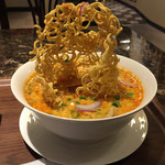 タイレストラン タニサラ - カオソーイを横から撮影。揚げ麵が(^o^)