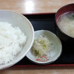 燕楽 - 串かつ定食のご飯、味噌汁ほかです。(2015年8月)