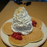エッグスンシングス - パンケーキ・ストロベリー・ホイップクリーム１１５０円