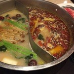 Chuugoku Hinabe Semmon Ten Sha Ofeiyan - 白湯と麻辣スープ。