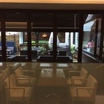 ブルー・ブリック・ラウンジ - センターには明るいオープンスペース