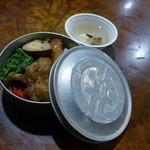 奮起湖大飯店 - アルマイト容器の蓋に描かれているのは、森林鐡路の社紋でしょうか。スープ付き。