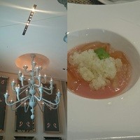 ラ ベデュータ - 店内にある大きなシャンデリアと、フルーツ桃とタピオカのジュレ。