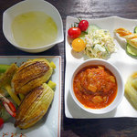 雨読舎 - 雨の膳1200円（美瑛豚ハンバーグトマト煮・花ズッキーニのチーズ揚げ・そうめんカボチャサラダ・なすとオクラのおひたし・スープ・スイーツ）＋ズッキーニの花ご飯200円