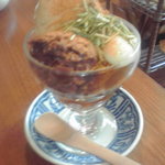 茶茶の間 - 手作り焙じ寒天と加計呂間黒糖アイスクリームあんみつ(本日のお茶セットで1365円)