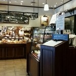 進々堂 - カフェ併設のパン売り場
