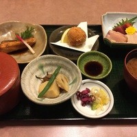 磯料理　まるけい - 焼き魚と刺身のついた定食